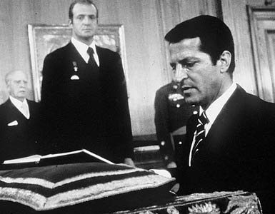 Adolfo Suárez, jurando su cargo ante el Rey